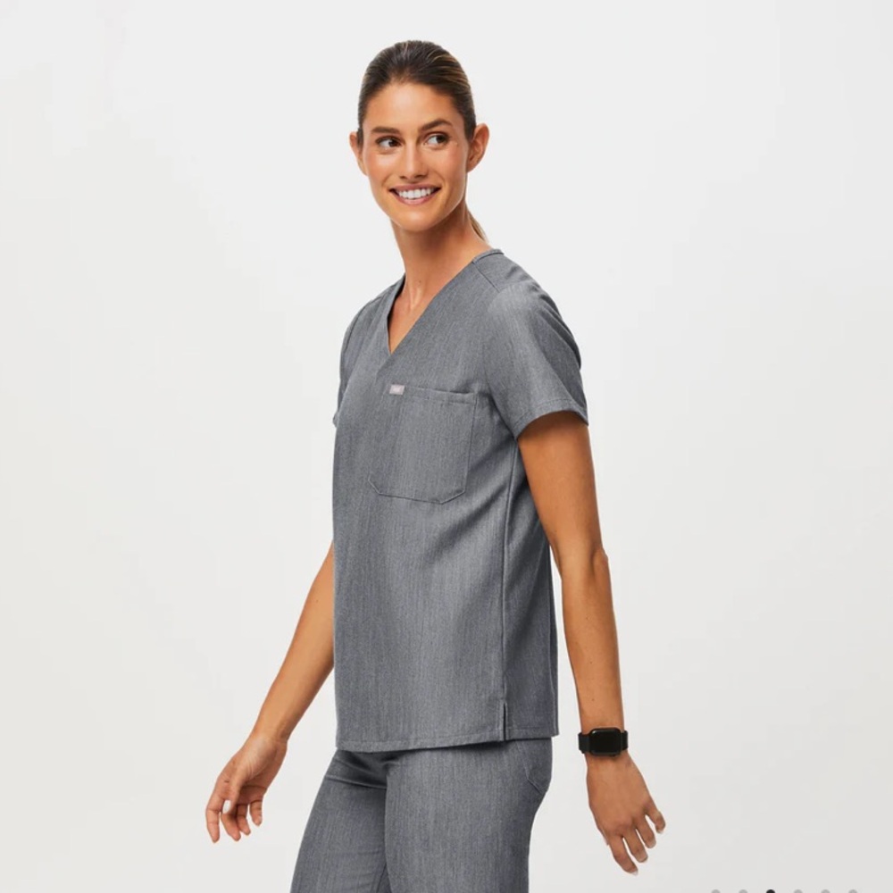 FIGS Catarina One-Pocket Scrub Top™ small - Gray Graphite - Picture 3 of 14